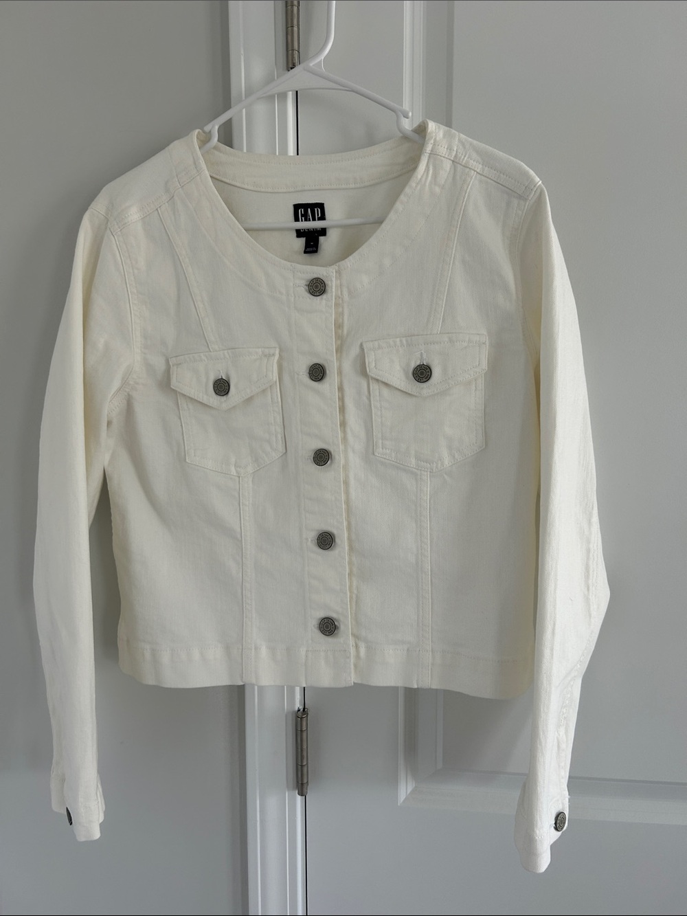 GAP Women's ivory Round-Neck Button Denim Jacket